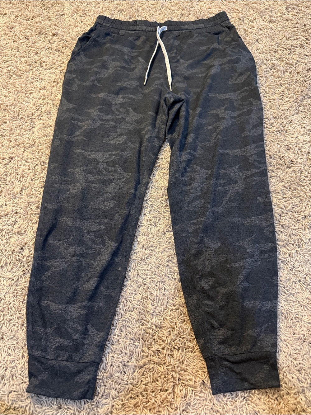 Vuori Performance Jogger Size Small in Black Camo